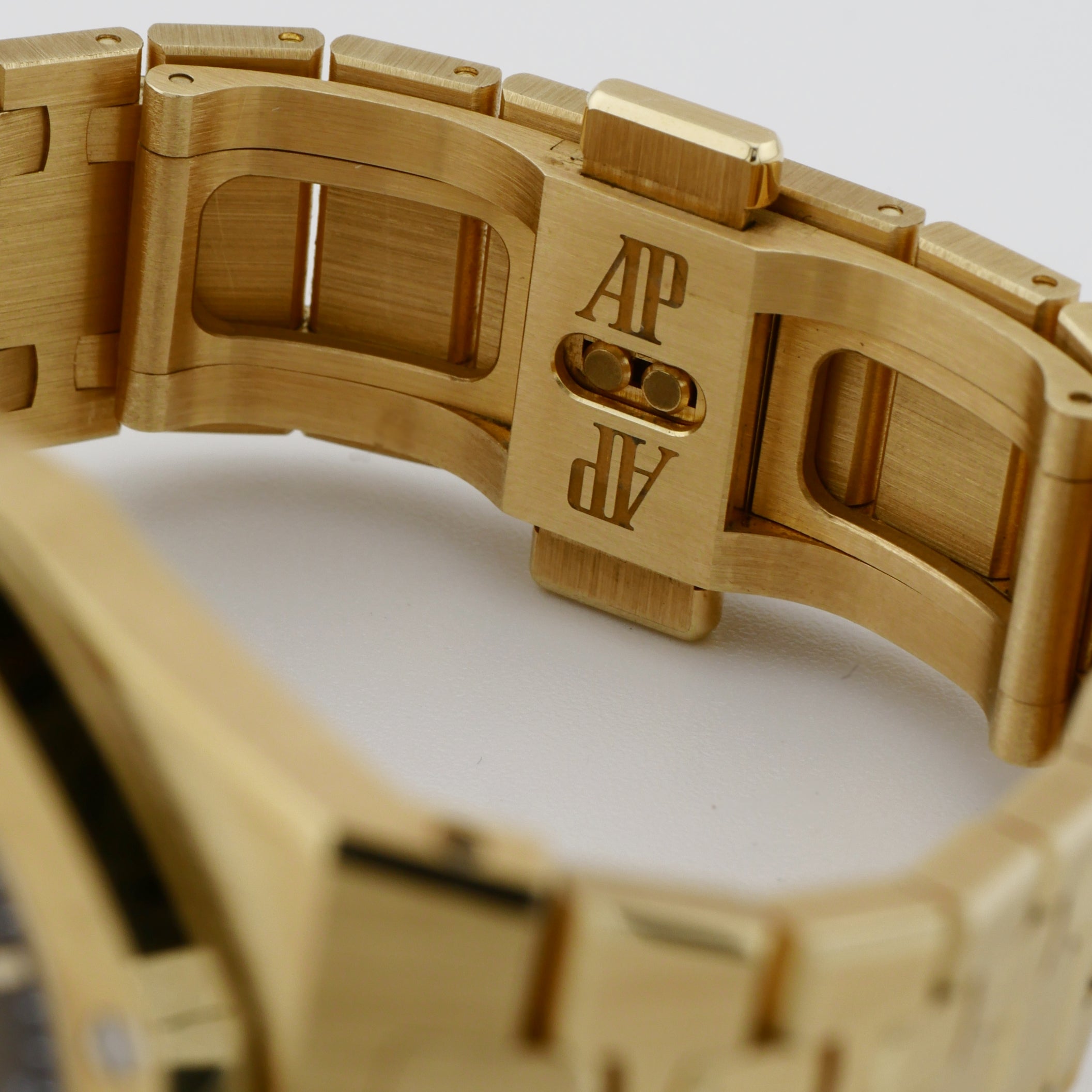 Audemars Piguet Royal Oak ''Jumbo'' Ultra Thin Yellow Gold 16202BA.OO.1240BA.02 - 2024