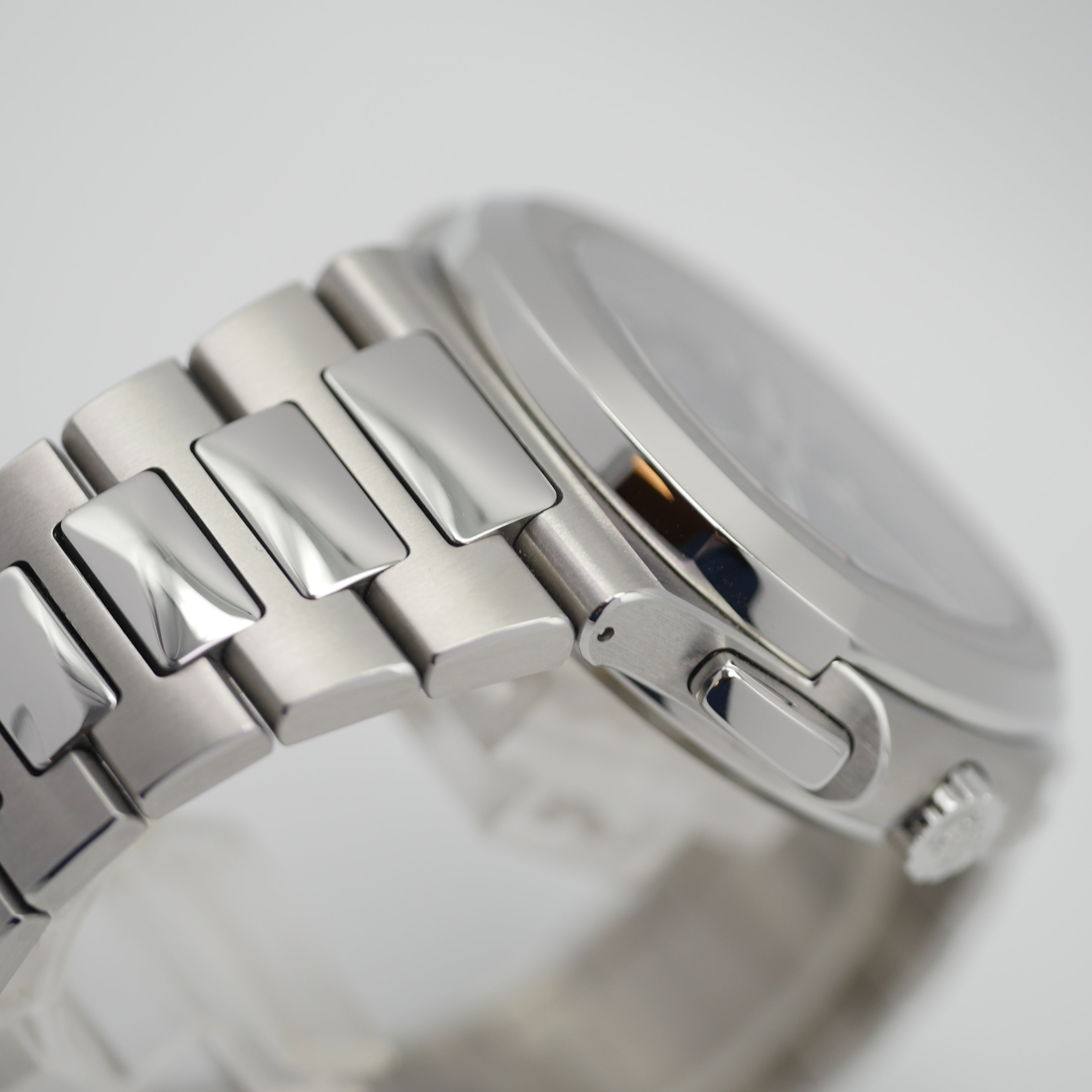 Patek Philippe Nautilus Travel Time Stahl 5990/1A-001 - 2018