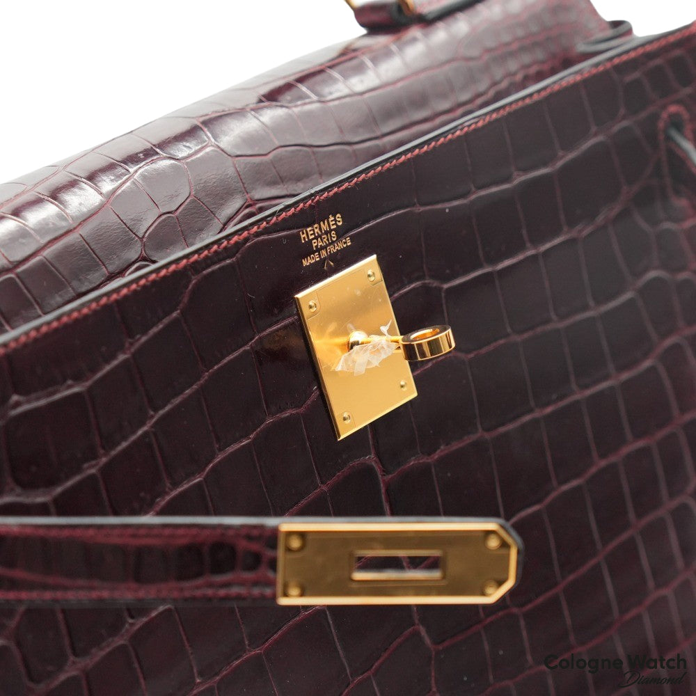 Hermès Kelly 32 aus Krokodil Leder mit Gold Beschlägen in Bordeaux Vintage