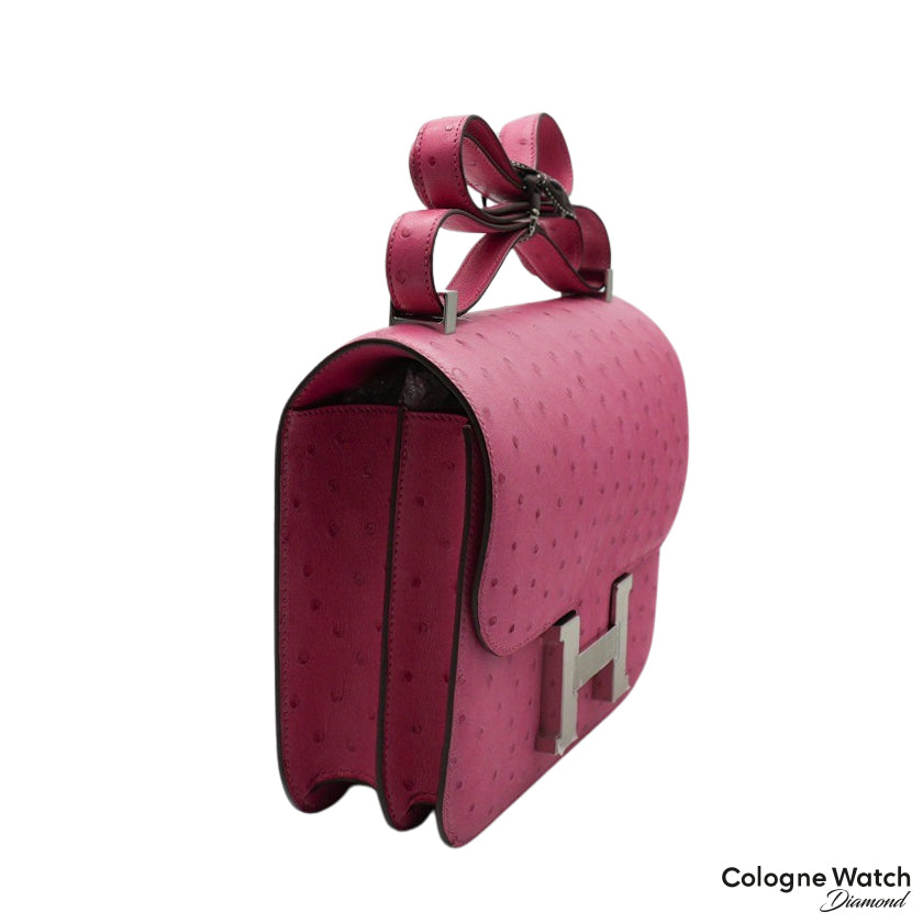 Hermès Constance 24 aus Straussenleder mit Palladium Beschlägen in Pink