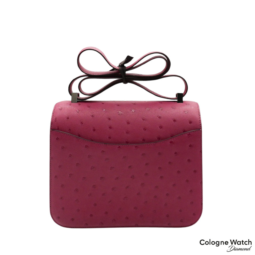 Hermès Constance 24 aus Straussenleder mit Palladium Beschlägen in Pink
