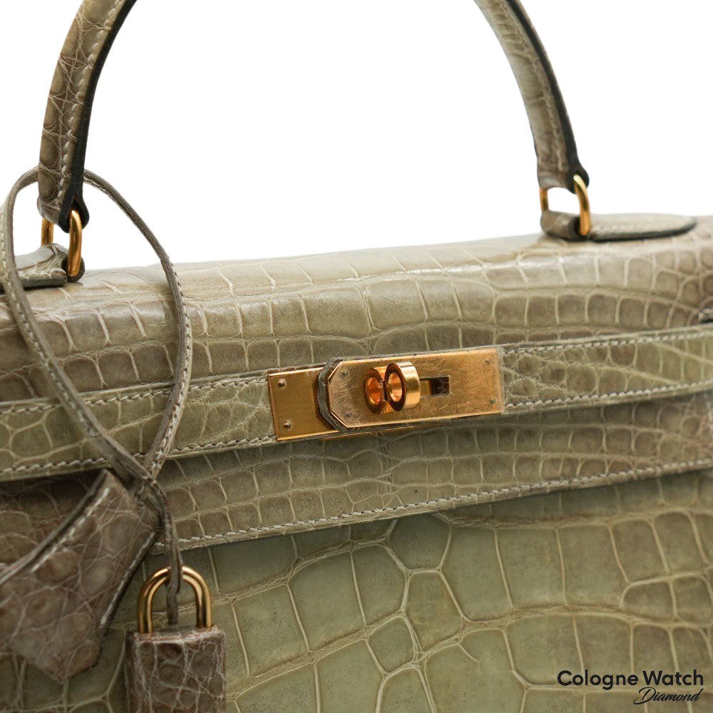 Hermès Kelly 28 Pre-Himalaya aus Alligator Leder mit Gelbgold Beschlägen in Vert Céladon