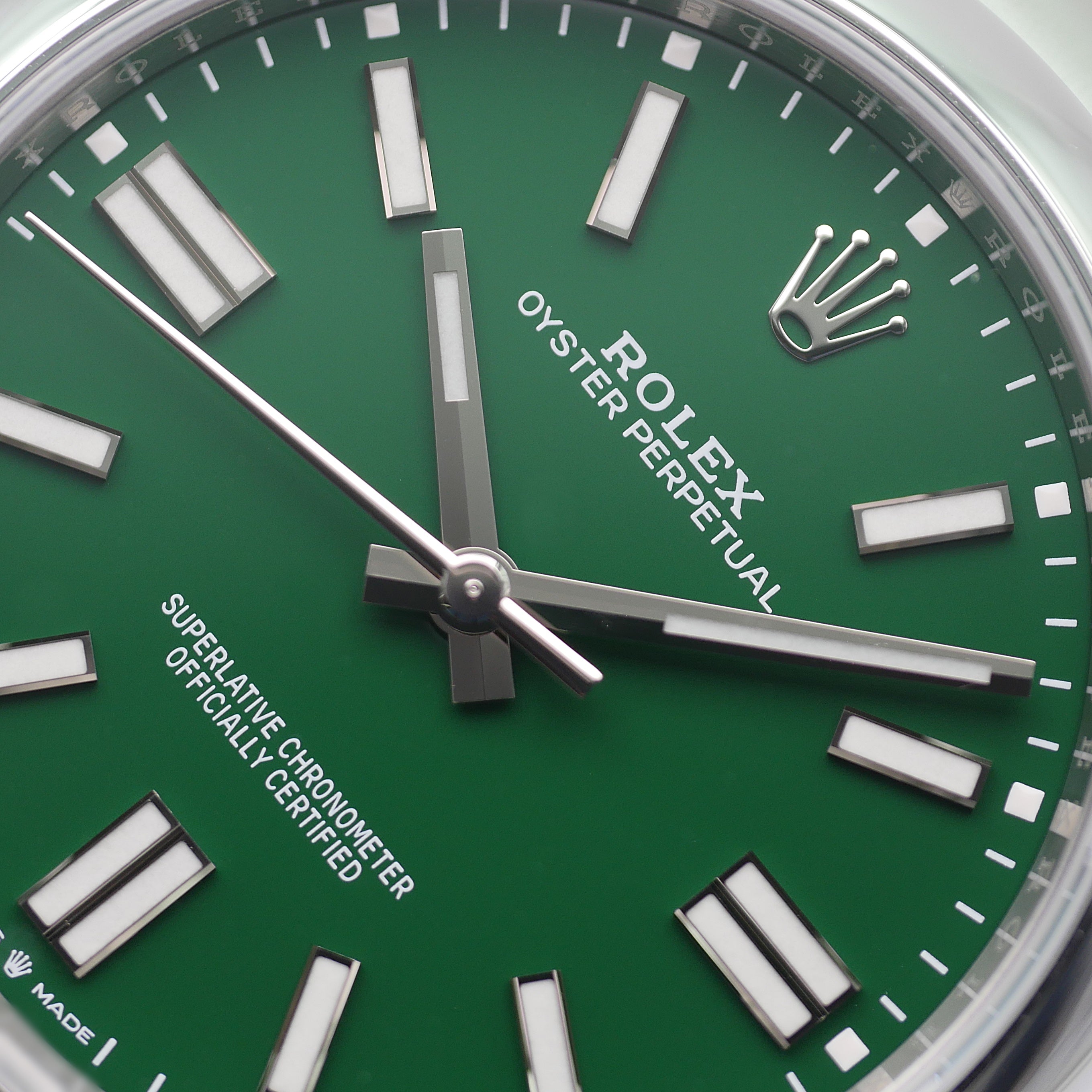 Rolex Oyster Perpetual 41 124300 - 2025 Glued 