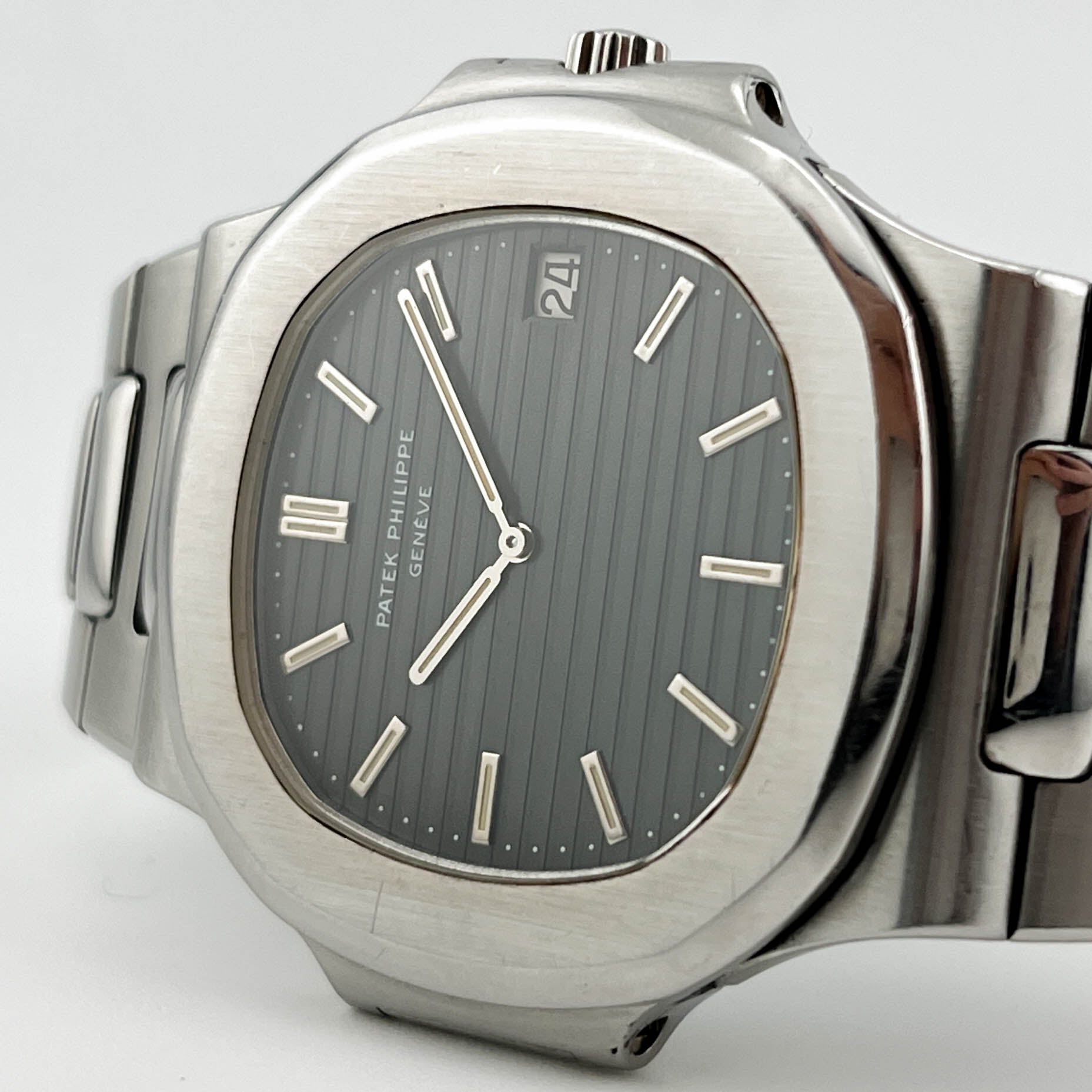 Patek Philippe Nautilus Jumbo 3700 Steel Extract from the family register 