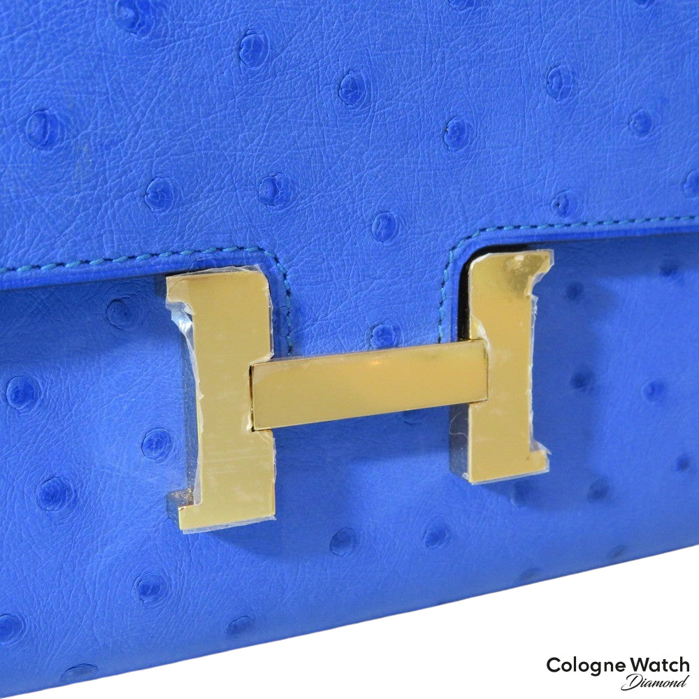 Hermès Constance Pochette aus Straußenleder mit Gelbgold Beschlägen in Bleu