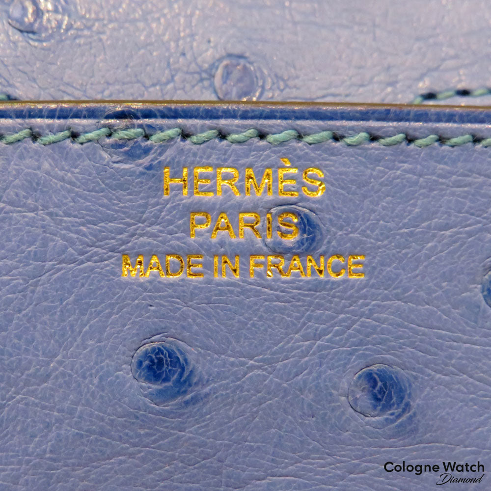 Hermès Constance Pochette aus Straußenleder mit Gelbgold Beschlägen in Bleu