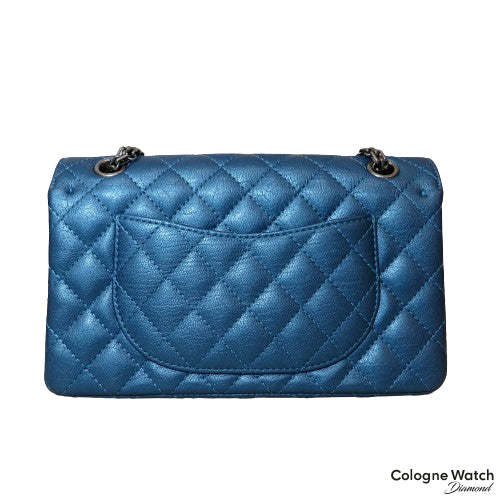 Chanel Flap Bag aus Lammleder in Metallic blau