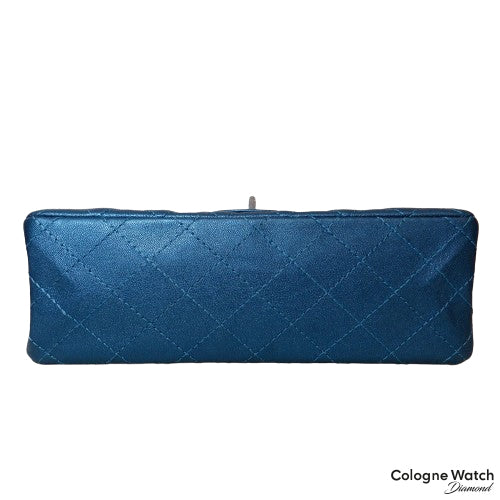 Chanel Flap Bag aus Lammleder in Metallic blau