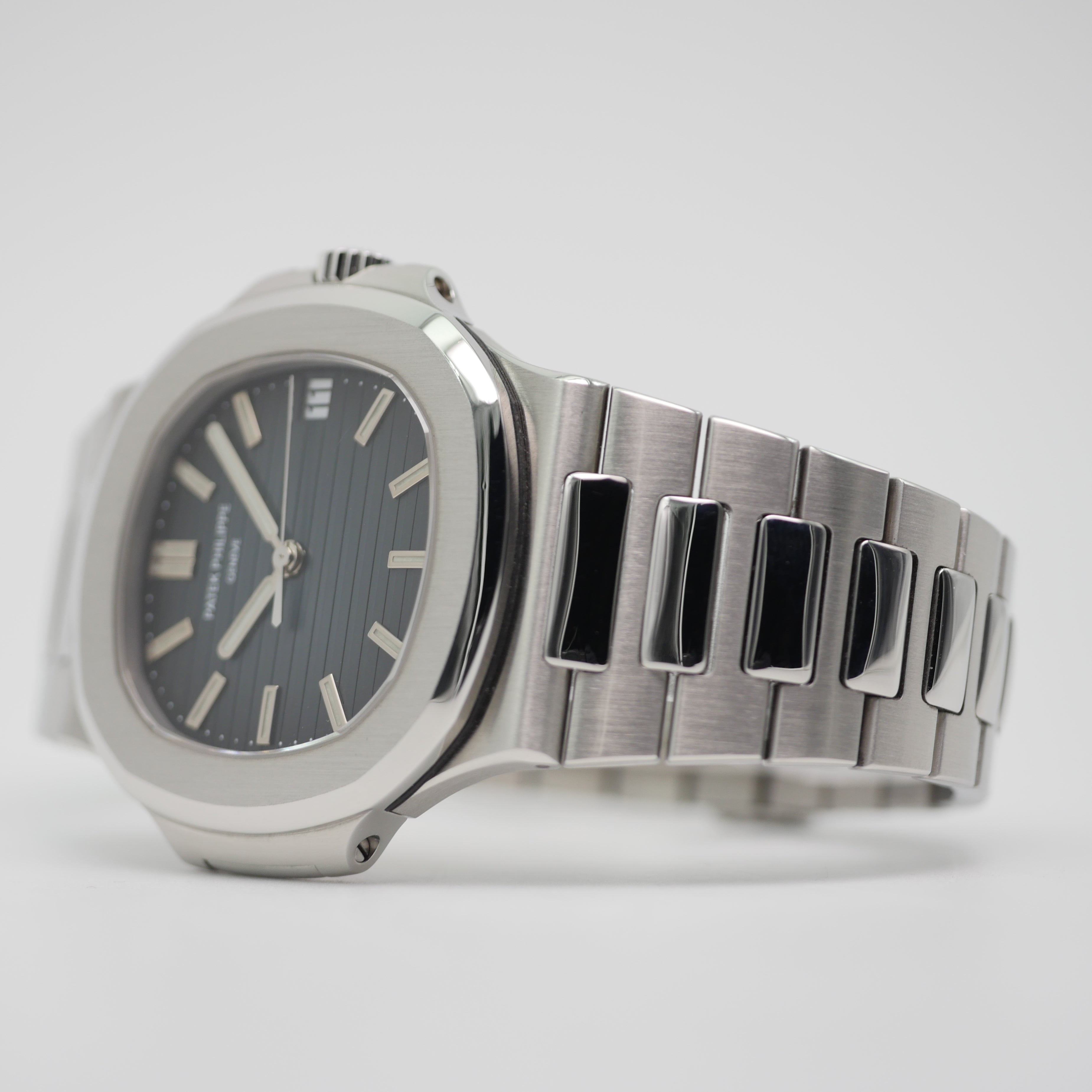 Patek Philippe Nautilus Steel 5711/1A-001 - 2012 CALIBER 315SC installed for 6 months! 